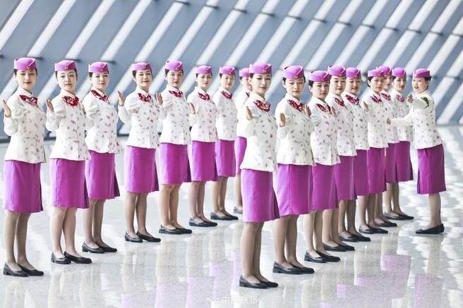 以礼塑形 以服传情——动车乘务员礼仪培训为服务窗口“靓”起来